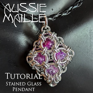 Peut inclure: Un pendentif en maille de chaîne argentée de forme carrée avec quatre perles en verre coloré violet. Le pendentif est suspendu à un cordon en cuir noir. Le texte "TUTORIAL STAINED GLASS PENDANT" est sous le pendentif.