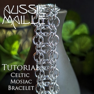 Op de afbeelding: Een tutorial voor een zilveren Keltische mozaïek armband. De armband is gemaakt van in elkaar grijpende metalen ringen, die een complex en ingewikkeld patroon creëren.