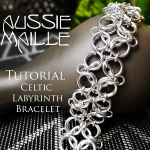 Könnte beinhalten: Ein silbernes keltisches Labyrinth-Armband aus Kettengeflecht. Das Armband liegt auf einer braunen Oberfläche mit dem Text "Aussie Maille Tutorial Celtic Labyrinth Bracelet".