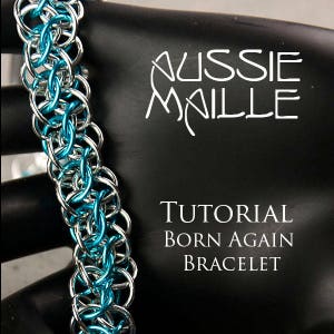 Pode incluir: Um bracelete de malha de corrente turquesa e prata, chamado de "Born Again", é mostrado em um fundo preto com o texto "Aussie Maille Tutorial".