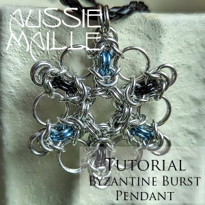 Peut inclure: Un pendentif en maille byzantine en argent et bleu, un type de bijoux en maille, avec un cordon noir attaché. Le pendentif a la forme d'une étoile à six branches.  "TUTORIAL BYZANTINE BURST PENDANT" est écrit sous le pendentif.