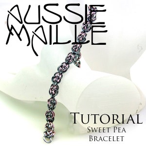 Peut inclure: Un bracelet en métal argenté et rose avec un design de chaîne à maillons. Le bracelet est sur un mannequin blanc. Le texte "TUTORIAL SWEET PEA BRACELET" est sous le bracelet.