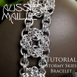 Op de afbeelding: Een zilveren kettingbaard armband met een geweven patroon, met het label "TUTORIAL STORMY SKIES BRACELET".
