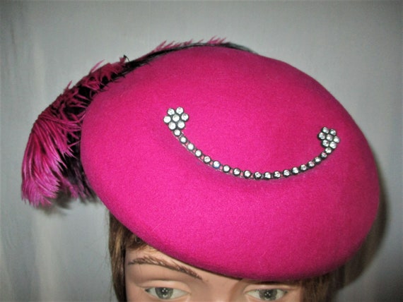 Vintage 80s Fuchsia Pink Felt Feather Sweep Beret… - image 1