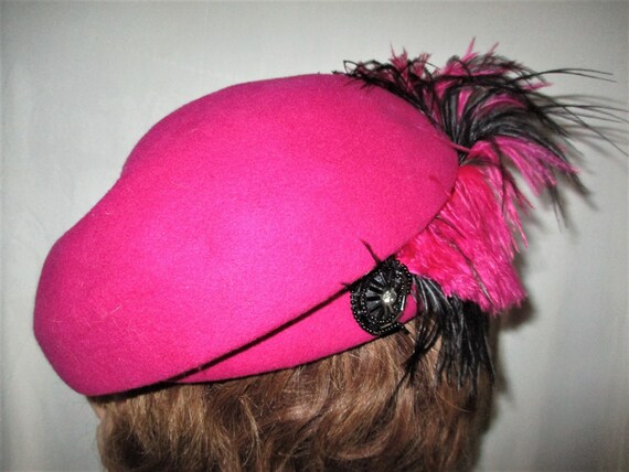 Vintage 80s Fuchsia Pink Felt Feather Sweep Beret… - image 4