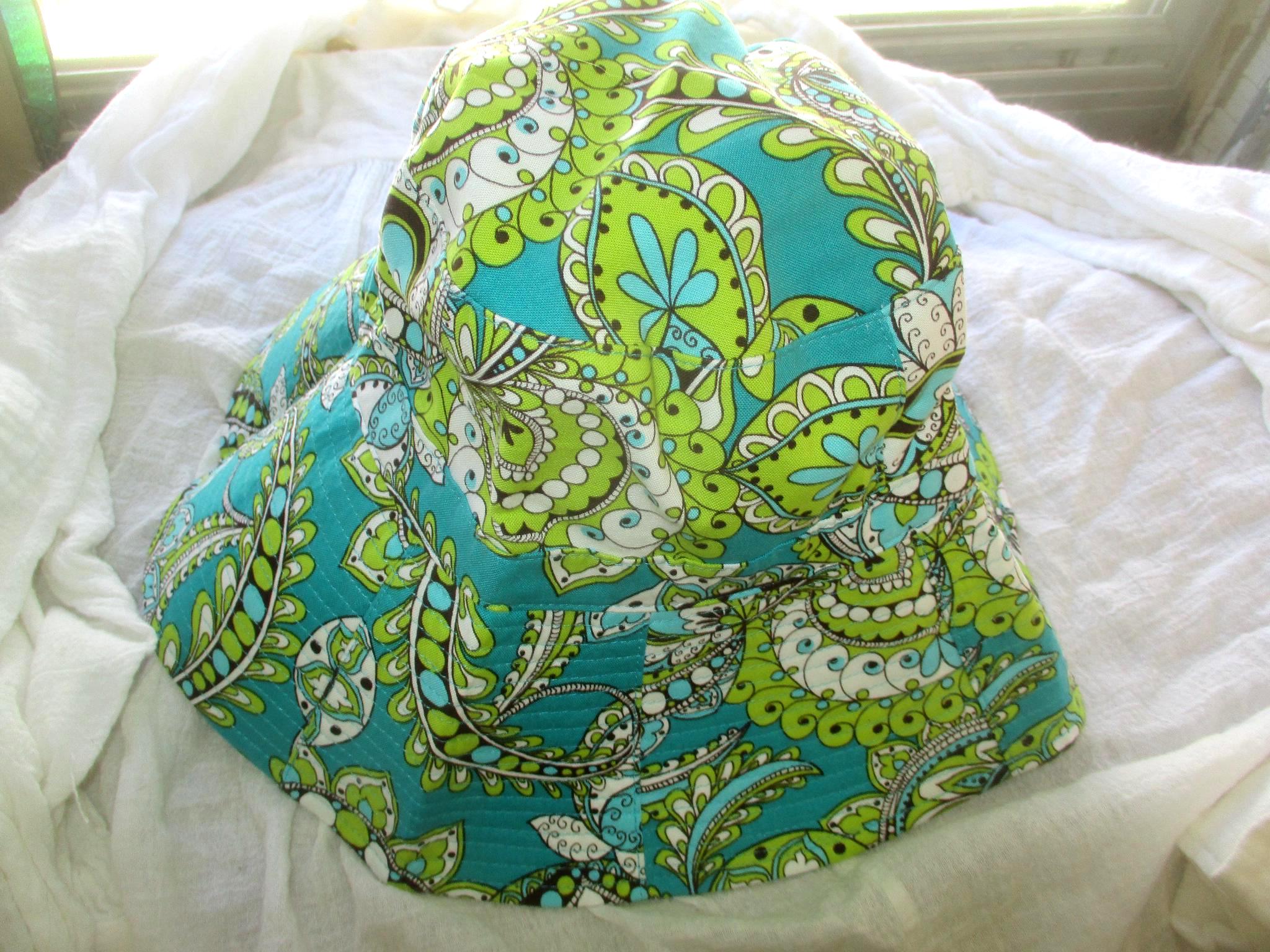 Vera Bradley Reversible Paisley Peacock Pattern Bucket Hat Sun Hat Vintage Vera Bradley Peacock Bucket Sun Hat Reversible Green  main image 2