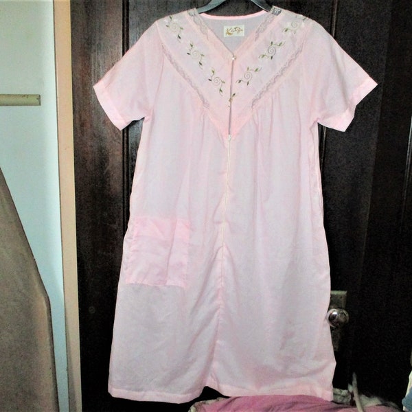 Vintage 60s Pink House Dress Katz Houserobe Duster M Zip Front V Neck Lace
