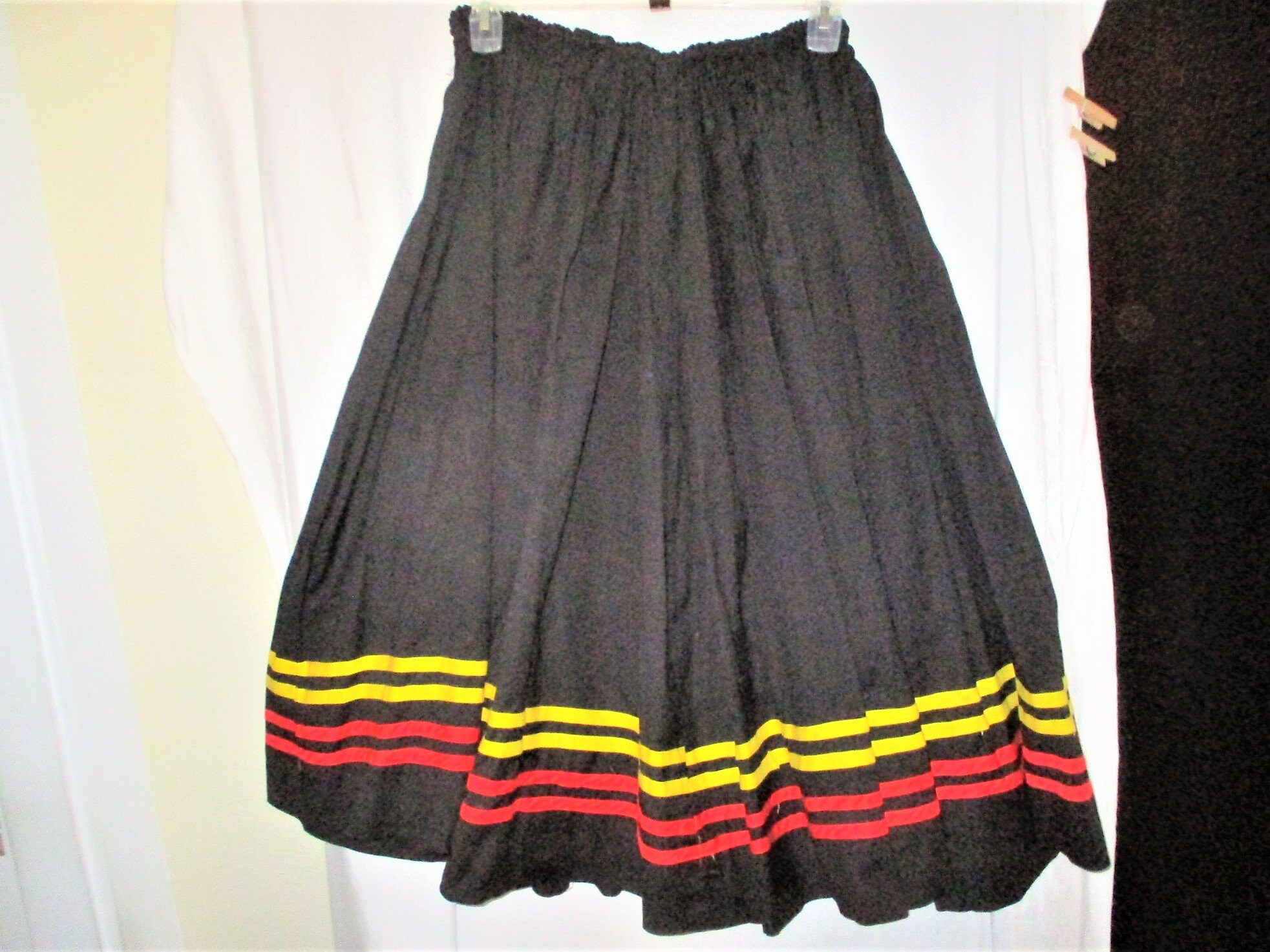 Jupe paysanne noire vintage des annees 80 M a rayures rouges jaunes en coton epais Etsy France