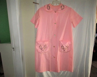 Vintage 70s Pink House Dress Embroidered Short Sleeve M Button Front