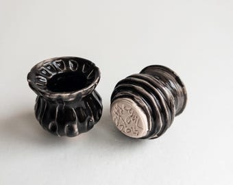 Handgemaakte keramische minivaasset – paar zwart geglazuurd aardewerk, unieke decoratieve sculpturale vazen