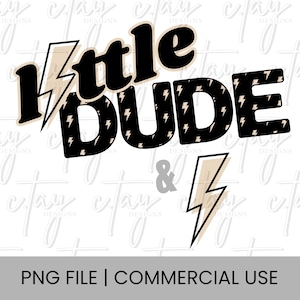 Può includere: Un design grafico con le parole "Little Dude" in un font retrò con accenti a forma di fulmine. Il testo è principalmente nero e beige, su sfondo bianco. È incluso anche il simbolo "&".