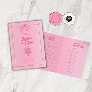 Könnte beinhalten: Rosafarbenes Hochzeitsprogramm mit floralem Design und den Namen Sophia & Liam. Das Programm beinhaltet einen Zeitplan für das Wochenende und Details zur Hochzeitsgesellschaft.