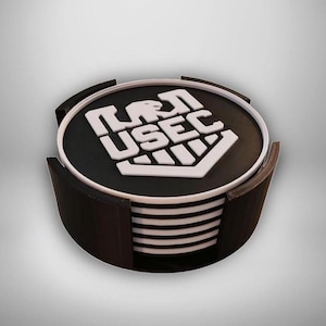 Puede incluir: Un juego de seis posavasos negros con un logotipo "USEC" blanco. Los posavasos están apilados en un soporte negro.