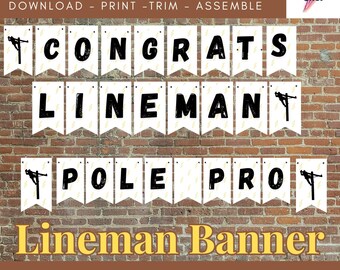 Könnte beinhalten: Ein druckbares Partybanner mit den Worten "CONGRATS LINEMAN POLE PRO" in schwarzen Buchstaben auf weißen Wimpeln. Das Banner enthält Blitz- und Freileitungs-Illustrationen. Das Banner befindet sich vor einem Backsteinmauer-Hintergrund.