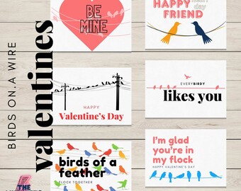 Könnte beinhalten: Fünf druckbare Valentinstagskarten mit Vögeln auf einem Draht und verschiedenen Botschaften. Die Karten beinhalten: "Be Mine", "Happy Heart Day Friend", "Everybirdy Likes You", "Happy Valentine's Day" und "I'm Glad You're In My Flock".