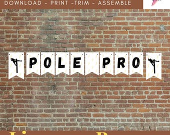 Könnte beinhalten: Ein Banner mit der Aufschrift "POLE PRO" in schwarzer Schrift und einer Freileitungsgrafik an jedem Ende. Das Banner hat ein gelbes Blitzmuster. Die Wörter "sofortiger Download" und "Lineman Banner" sind ebenfalls sichtbar.