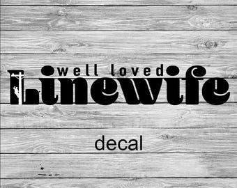 Könnte beinhalten: Schwarz-weißer Aufkleber mit dem Text "well loved linewife" und einer Silhouette eines Linienarbeiters auf einem Strommast.