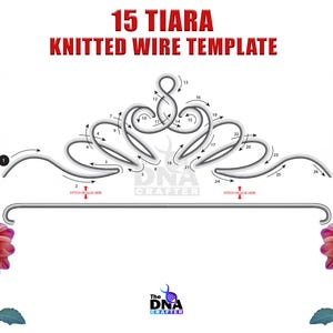 Może przedstawiać: Diagram przedstawiający sposób robienia na drutach tiary z drutu. Diagram przedstawia srebrny drut wygięty w kształt tiary z numerami wskazującymi kolejność ściegów. Tekst "15 Tiara Knitted Wire Template" znajduje się u góry diagramu.