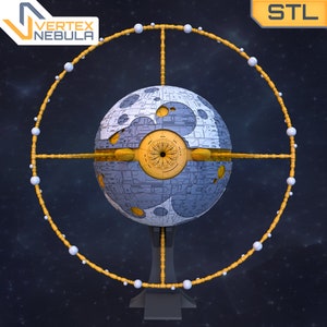 Może przedstawiać: Trójwymiarowy model drukowany 3D stacji kosmicznej w kształcie kuli z złotym pierścieniem wokół niej. Stacja ma biało-szary wzór z dużym, okrągłym otworem w środku. Model stoi na czarnym stojaku.
