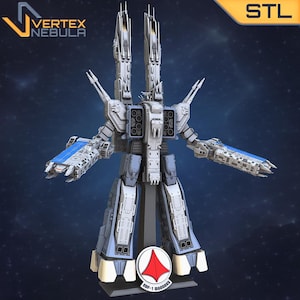 Puede incluir: Un modelo detallado de un robot futurista grande, blanco y gris, con dos brazos largos y un cuerpo central grande. El robot está de pie sobre una base con el texto "VF-1S VALKYRIE" impreso en ella.
