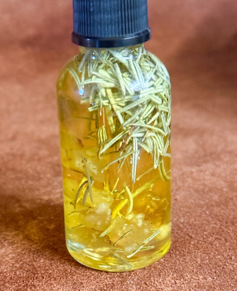 Puede incluir: Una botella de vidrio transparente llena de un l&iacute;quido amarillo y hierbas verdes. La botella tiene una tapa de rosca negra.