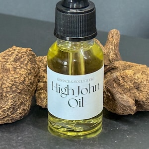 Può includere: Una piccola bottiglia di vetro di High John Oil con tappo nero ed etichetta bianca. L'etichetta recita "High John Oil". La bottiglia è circondata da radici marroni e strutturate.