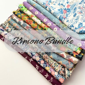 Puede incluir: Una pila de retazos de tela coloridos con patrones florales y geométricos. La tela está etiquetada como "Kimono Bundle".