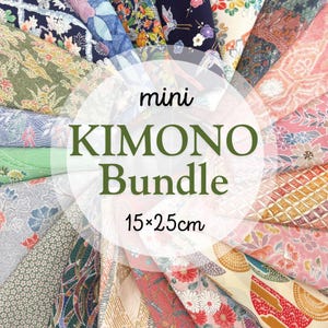 Pode incluir: Uma coleção de amostras de tecido dispostas em um padrão de leque circular, apresentando vários padrões florais e geométricos em cores como rosa, verde, azul e dourado. O texto diz mini KIMONO Bundle 15x25cm no centro.