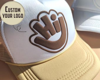 カスタム トラッカー ハット、パフ エンボス プリント、カスタム ベースボール ハット、チーム ハット、フットボール ママ ハット、マスコット ハット、カスタマイズされたロゴ フォーム ハット