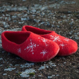 Warm red slippers with snowflakes, Felted wool shoes, Woolen slipers, Wool felt slipper, Red women slippers, Lovely gift for her Layer of latex