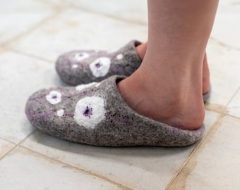 Viola felted wool slide slippers with poppies decoration, Slip-on woolen footwear, Women home shoes, Felted slippers