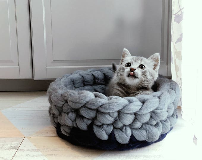 Chunky cat bed from grey and blue wool, Chunky knits pet bed, Pet furniture, Knitted pet accessories, Cat cave, Kitty furniture