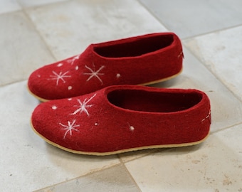 Warm red slippers with snowflakes, Felted wool shoes, Woolen slipers, Wool felt slipper, Red women slippers, Lovely gift for her