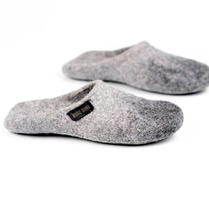 Laine feutrée d'alpaga Chaussons pour hommes, chaussons gris pour hommes Mules à enfiler en feutre, par BureBure