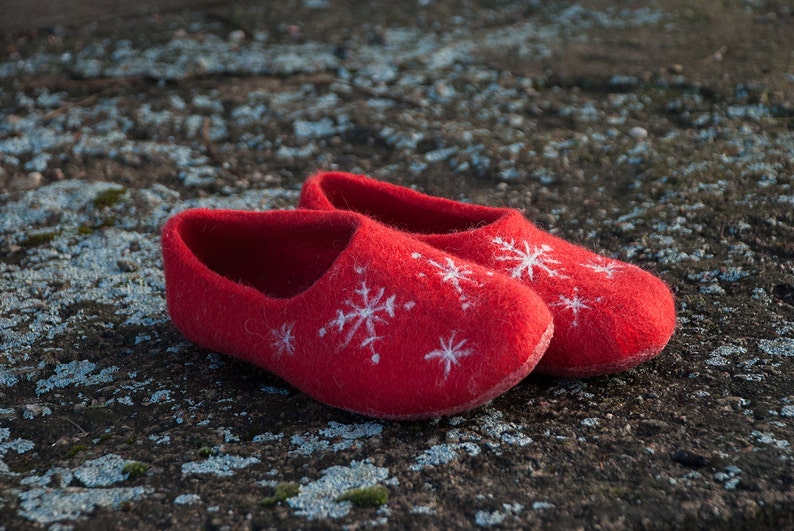 Warm red slippers with snowflakes, Felted wool shoes, Woolen slipers, Wool felt slipper, Red women slippers, Lovely gift for her Layer of latex