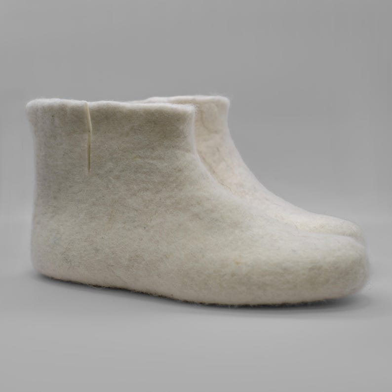 These natural wool felted sleep booties are designed to keep your feet warm in bed, making them the perfect solution for anyone struggling with cold feet at night. Unlike regular socks, these felted booties are made to be lightweight and non-restrictive, allowing your feet to stay warm without feeling tight. If your feet get too warm, you can simply slip them off effortlessly—no need to wake up fully or sit up to remove them.