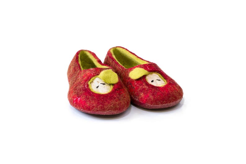 These BureBure kids felted wool slippers Red Apple are 100% made and decorated by hands. Red wool slippers is a combination of natural sheep wool, alpaca wool and recycled Indian sari silk.