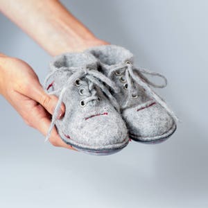 Gefilzte Babyschühchen, Kleinkindhausschuhe mit Schnürung aus natürlicher Wolle, graue Kinderschühchen, Säuglingshausschuhe, Kinderhausschuhe, Babyschuhe