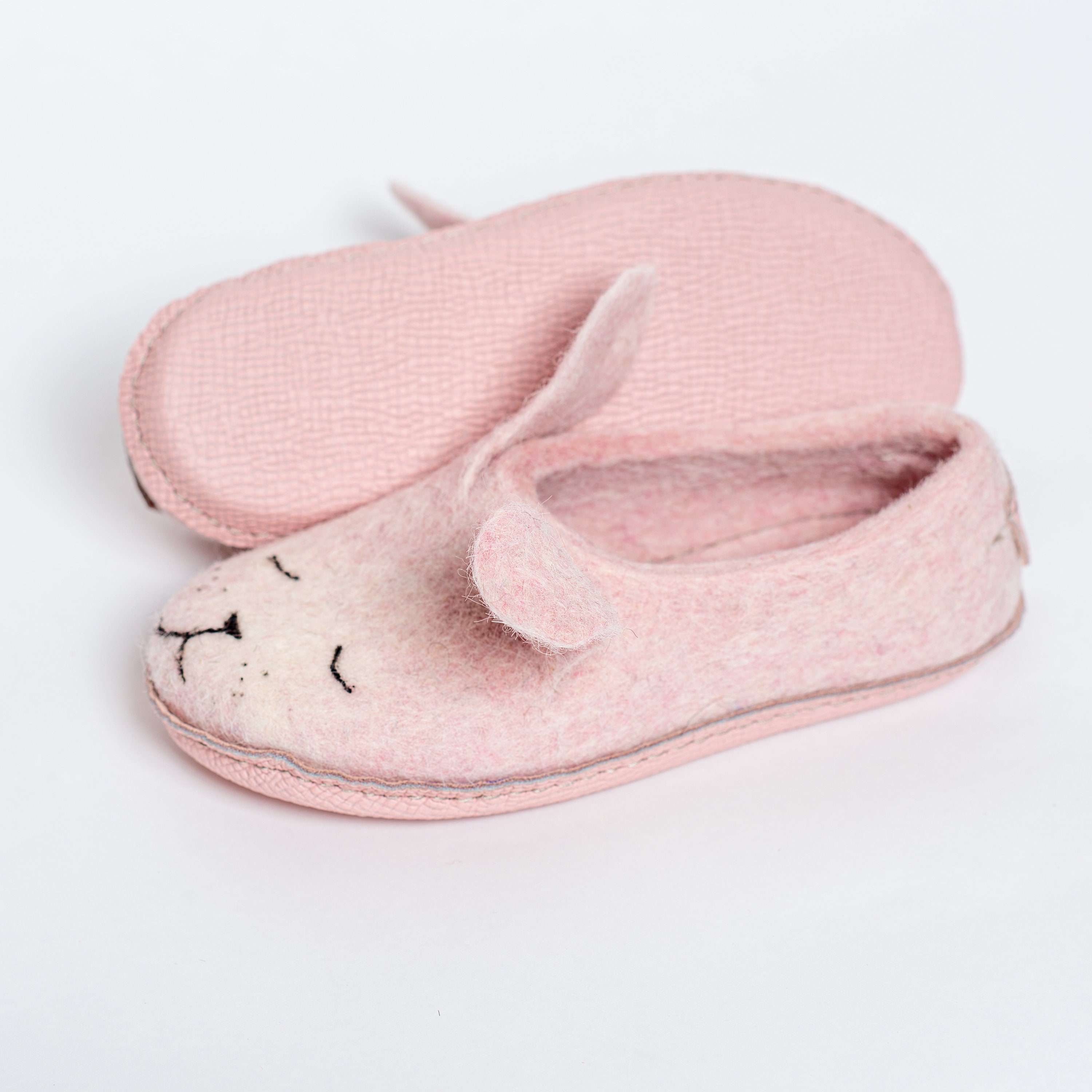 White slippers store for boys