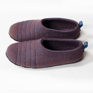 Felted wool men slippers with sturdy stitching surface, handy pull loop and leather sole - BureBure Cocoon slippers