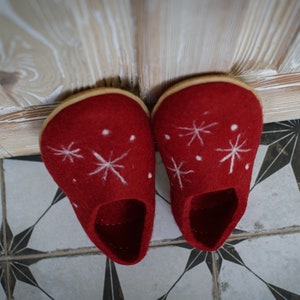 Warm red slippers with snowflakes, Felted wool shoes, Woolen slipers, Wool felt slipper, Red women slippers, Lovely gift for her image 3