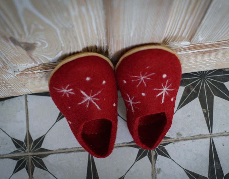 Warm red slippers with snowflakes, Felted wool shoes, Woolen slipers, Wool felt slipper, Red women slippers, Lovely gift for her image 3