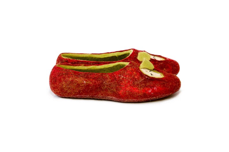 These BureBure kids felted wool slippers Red Apple are 100% made and decorated by hands. Red wool slippers is a combination of natural sheep wool, alpaca wool and recycled Indian sari silk.