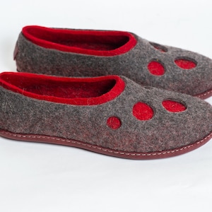 BureBure felted wool slippers "Moon Craters" are a great gift for dad, husband or boyfriend. They are non-slippery, cozy on feet and pleasantly warm. Due to the insulation of wool fibers the feet remain cool on a warm day and warm on a cool day.