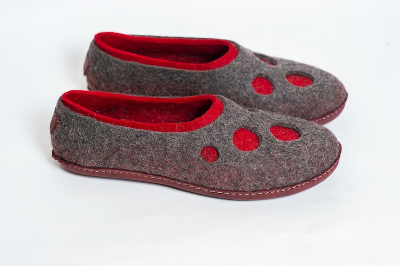 BureBure felted wool slippers "Moon Craters" are a great gift for dad, husband or boyfriend. They are non-slippery, cozy on feet and pleasantly warm. Due to the insulation of wool fibers the feet remain cool on a warm day and warm on a cool day.