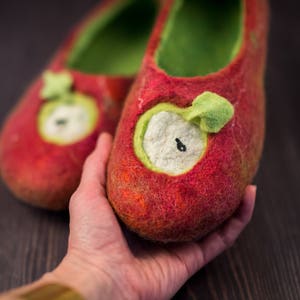 These BureBure kids felted wool slippers Red Apple are 100% made and decorated by hands. Red wool slippers is a combination of natural sheep wool, alpaca wool and recycled Indian sari silk.