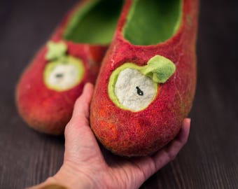 Kids felted wool slippers Red Apple, Handmade children felted slippers, Red wool slippers for girls, Boiled wool shoes, Warm winter slippers