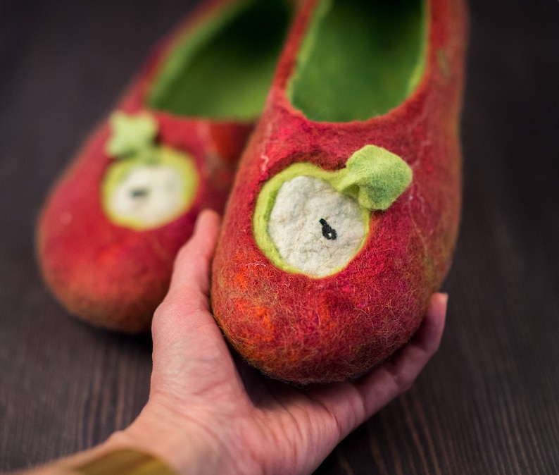 These BureBure kids felted wool slippers Red Apple are 100% made and decorated by hands. Red wool slippers is a combination of natural sheep wool, alpaca wool and recycled Indian sari silk.