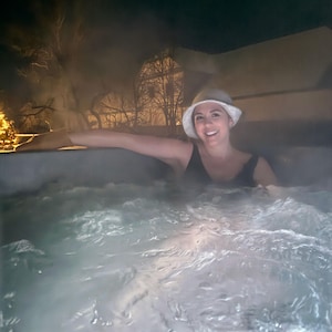 Natural wool sauna hat handcrafted in a family workshop. Perfect for sauna, ice bath, cryotherapy, or cold exposure. Regulates temperature and protects the head.