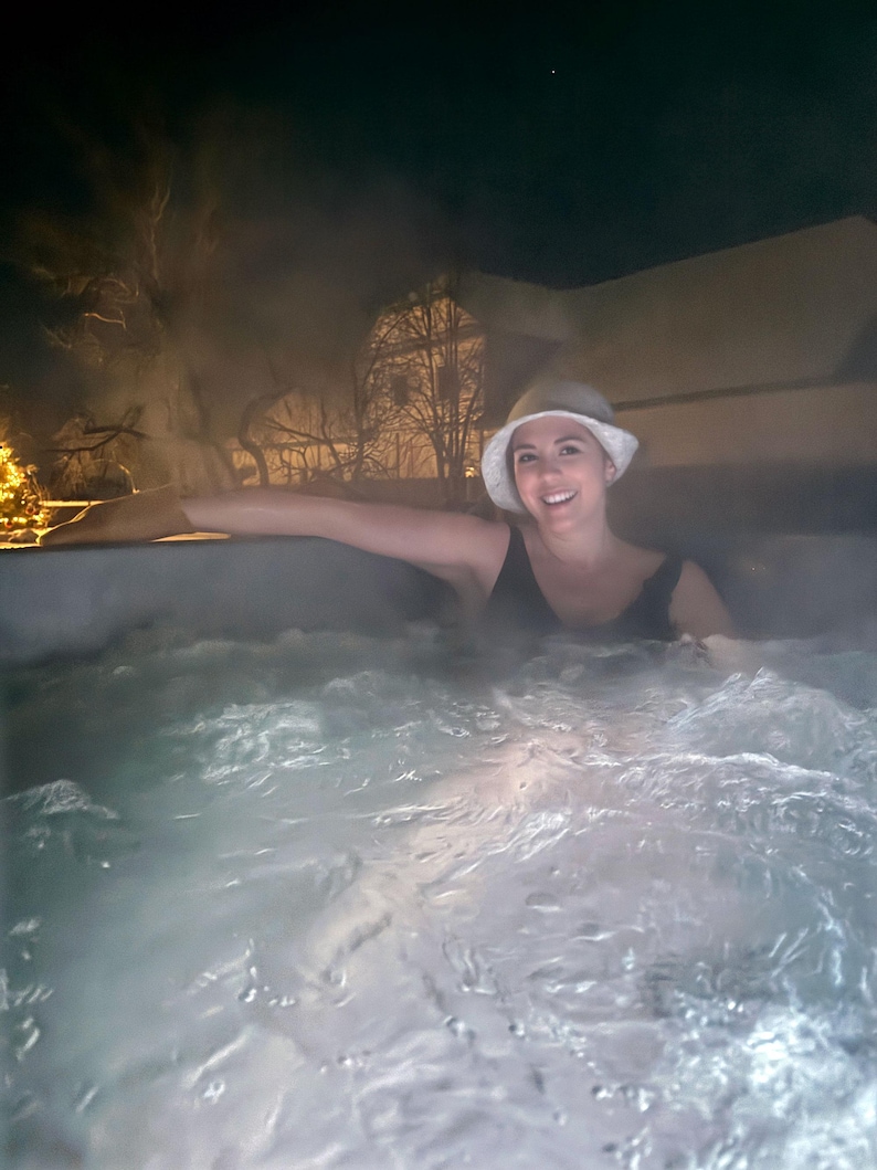 Natural wool sauna hat handcrafted in a family workshop. Perfect for sauna, ice bath, cryotherapy, or cold exposure. Regulates temperature and protects the head.